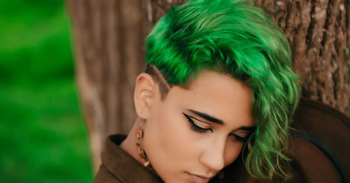 découvrez la coupe undercut pour femmes, un style audacieux et moderne qui allie élégance et originalité. adoptez cette coiffure tendance pour sublimer votre look.