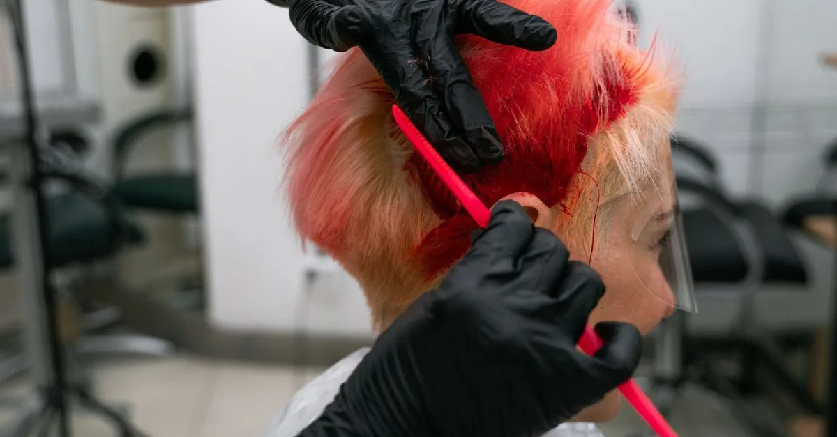 apprenez à décolorer vos cheveux en toute sécurité avec nos conseils experts pour éviter les dommages et obtenir un résultat éclatant.