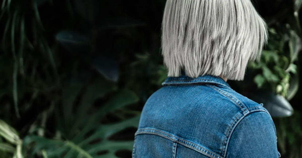 découvrez les meilleurs conseils pour prendre soin des cheveux décolorés, préserver leur éclat et les garder doux, forts et hydratés.