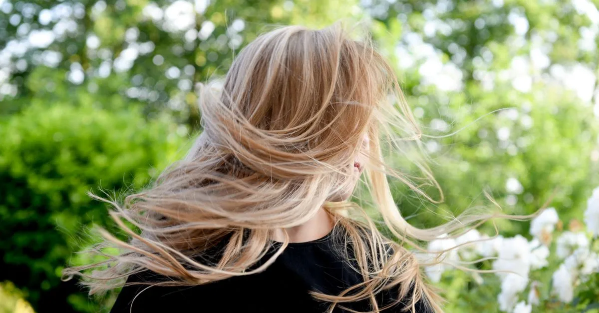 découvrez comment sublimer votre chevelure avec des mèches blondes éclatantes pour un look lumineux et naturel.