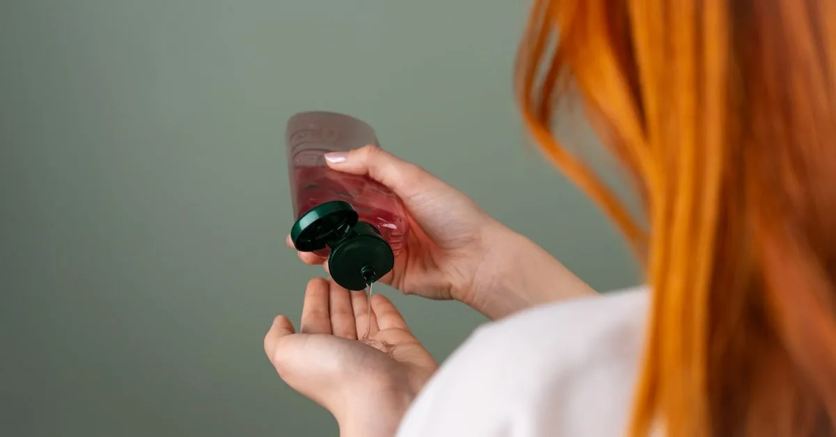 découvrez notre shampooing clarifiant qui élimine efficacement les résidus, les impuretés et l'excès de sébum pour des cheveux propres, légers et éclatants de santé.