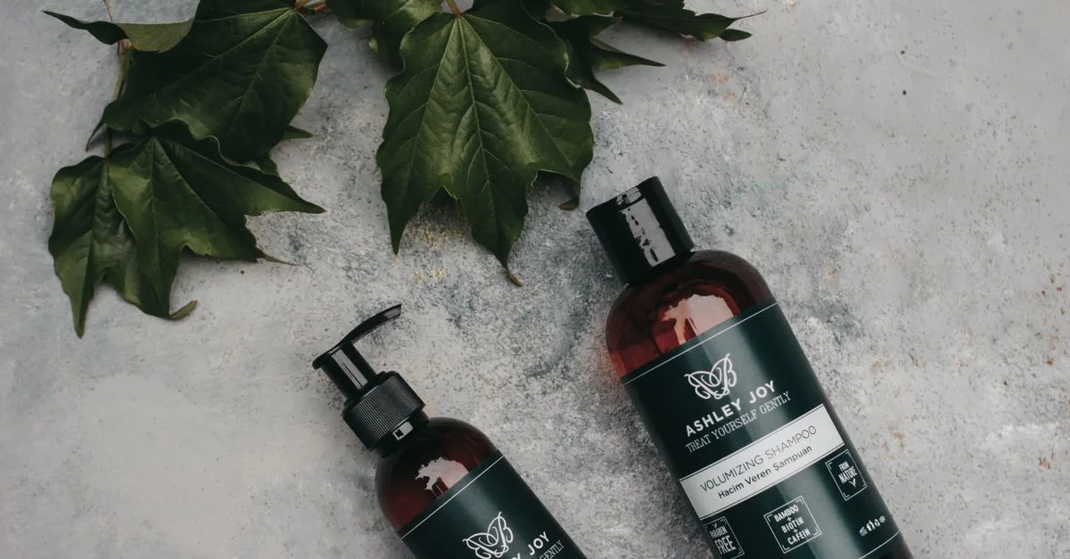 découvrez à quelle fréquence utiliser un shampooing clarifiant pour éliminer les résidus et garder vos cheveux propres et brillants sans fragile.