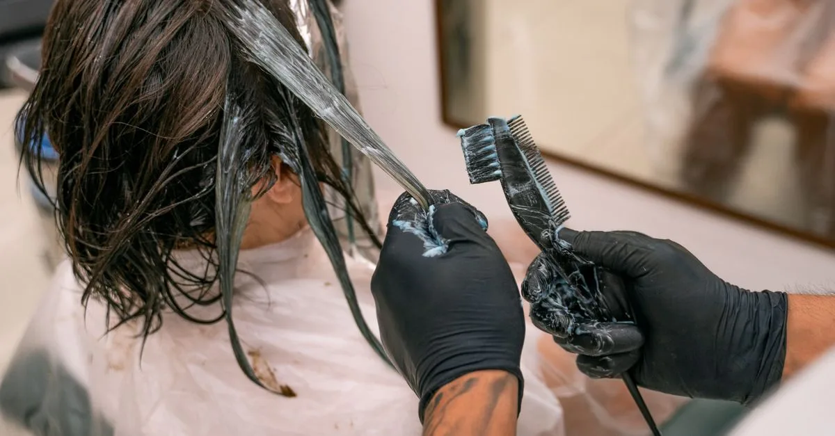 découvrez comment utiliser la fécule de maïs en soin capillaire pour absorber l’excès de sébum et rafraîchir vos cheveux entre deux shampoings.