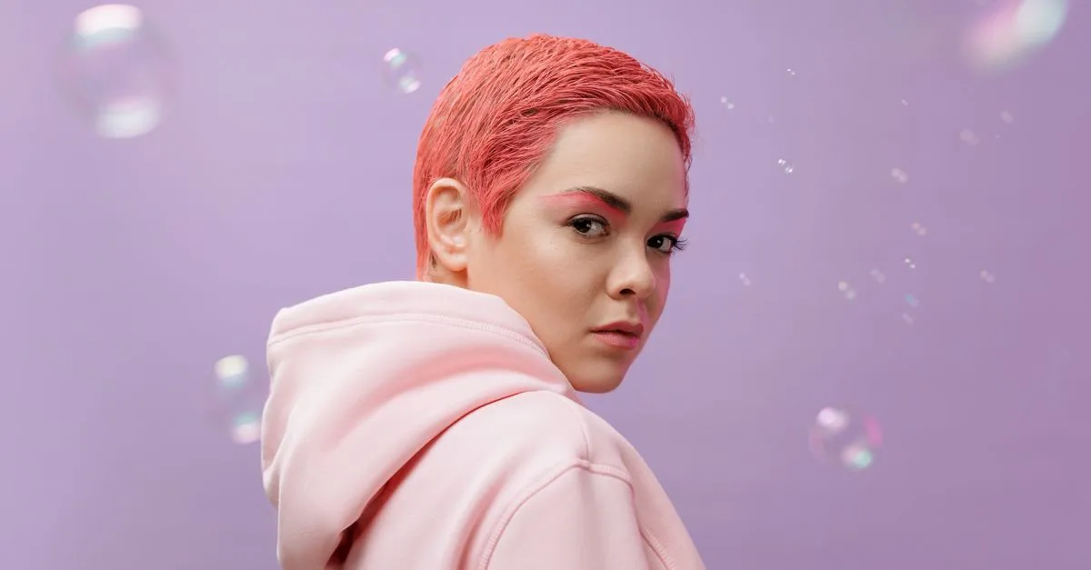 découvrez notre large gamme de couleurs de cheveux pour sublimer votre style et révéler votre personnalité avec des tons naturels ou audacieux.
