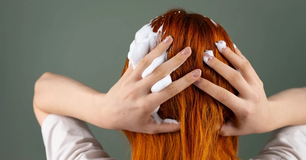 conseils et astuces pour entretenir et maintenir la couleur de vos cheveux éclatante plus longtemps.