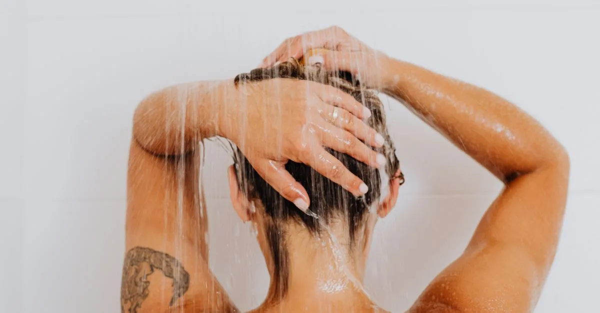 découvrez comment laver vos cheveux selon leur type et leur niveau de sécheresse pour préserver leur équilibre et leur éclat.
