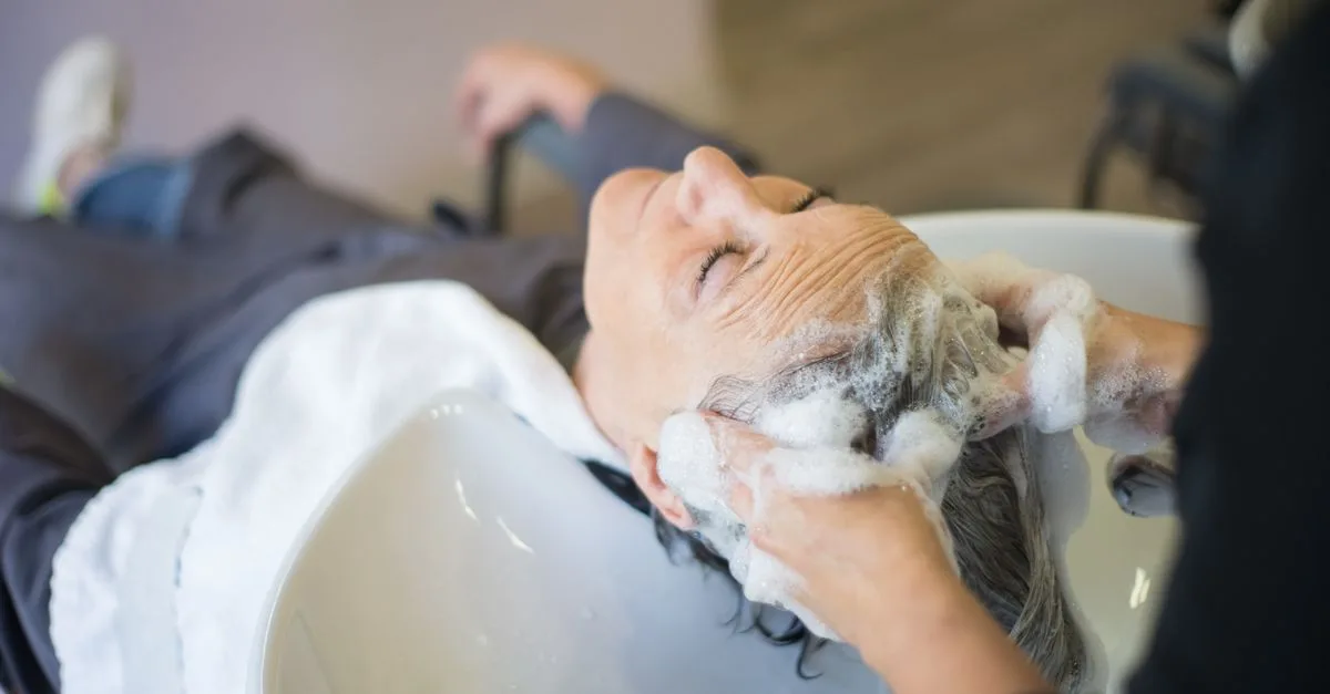 découvrez comment laver vos cheveux sans les dessécher grâce à des gestes doux et des produits adaptés, pour préserver leur hydratation et leur éclat.