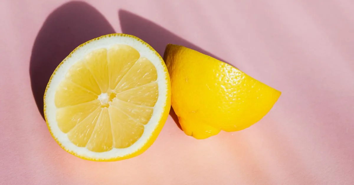 découvrez comment éclaircir naturellement vos cheveux avec du citron pour un effet lumineux et éclatant.