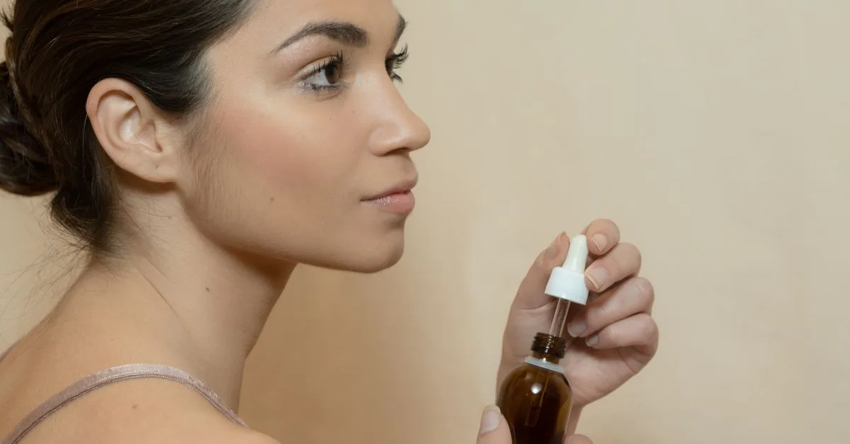 découvrez les bienfaits de l'huile de lin pour le soin des cheveux : nourrit, hydrate et fortifie votre chevelure naturellement.