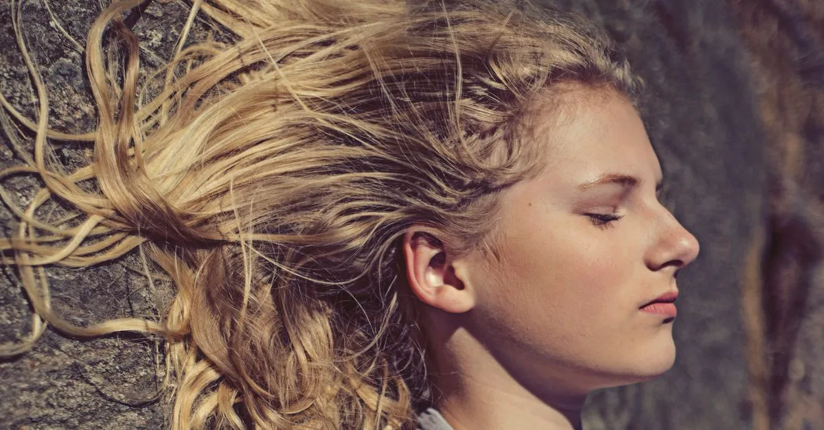 découvrez des méthodes naturelles pour éclaircir vos cheveux en douceur, sans utiliser de produits chimiques agressifs. astuces et conseils pour un éclaircissement sain et efficace.