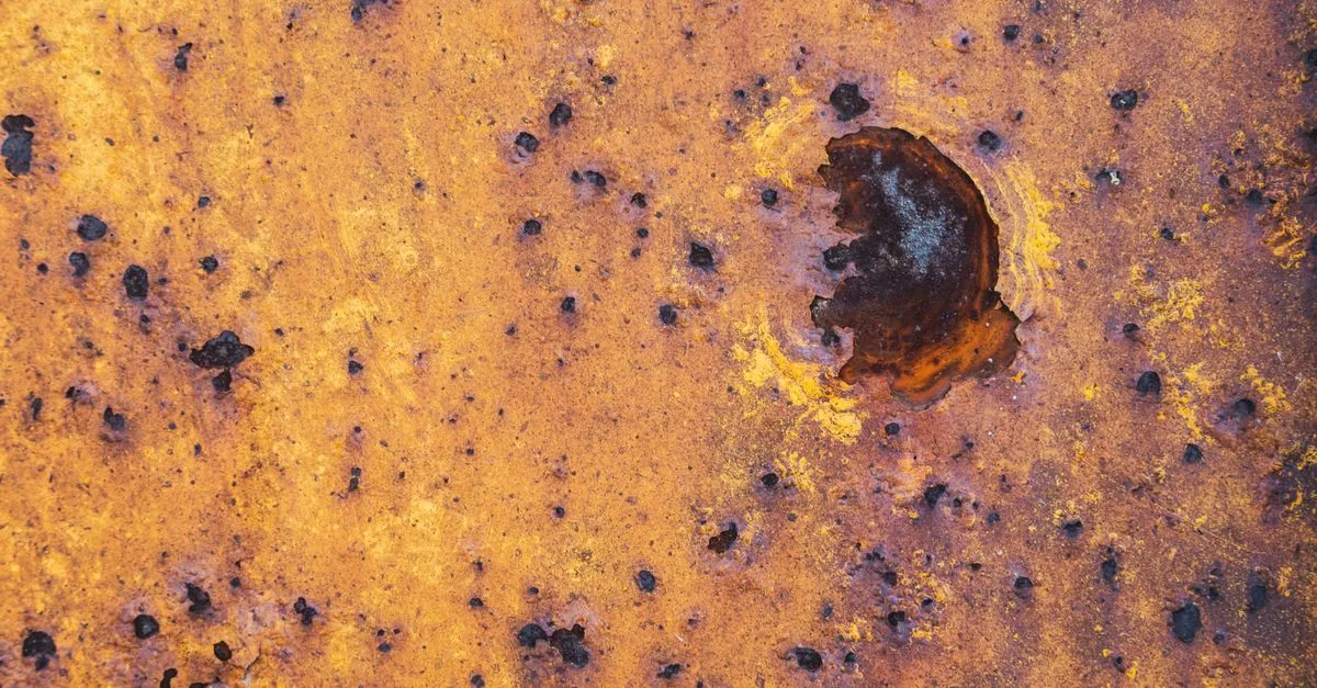 un agent oxydant est une substance chimique qui provoque l'oxydation en acceptant des électrons lors des réactions chimiques, jouant un rôle clé dans divers processus industriels et biologiques.