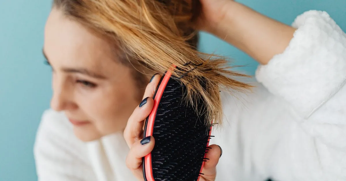 découvrez des conseils simples pour prévenir les pointes fourchues, protéger vos cheveux et préserver leur douceur et leur éclat.