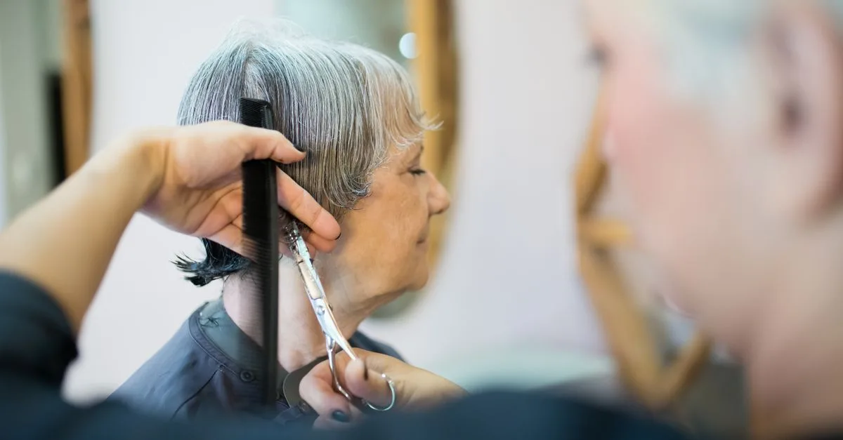 découvrez des astuces efficaces pour éclaircir les cheveux épais tout en préservant leur volume et leur santé.