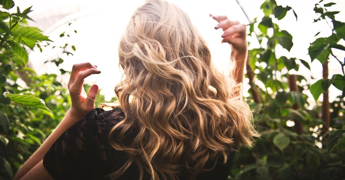 découvrez les gestes et soins essentiels pour hydrater, définir et sublimer vos cheveux ondulés tout en préservant leur mouvement naturel.