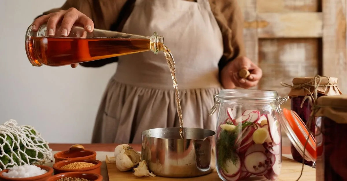 découvrez les bienfaits du vinaigre blanc pour les soins capillaires : nettoyer, démêler et faire briller vos cheveux naturellement.